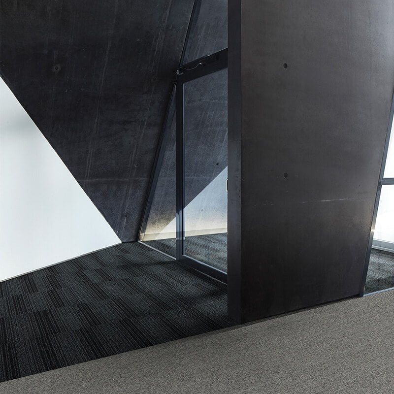 Interface Barricade One Anthrazite Carpet Tiles - DCTUK